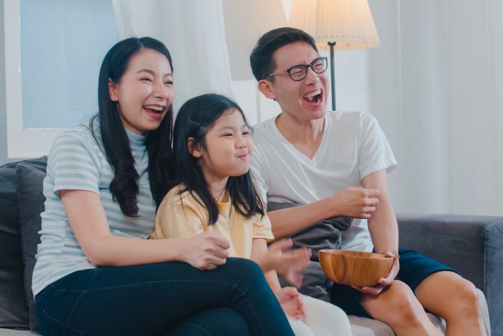 Sekeluarga bahagia di ruang tamu